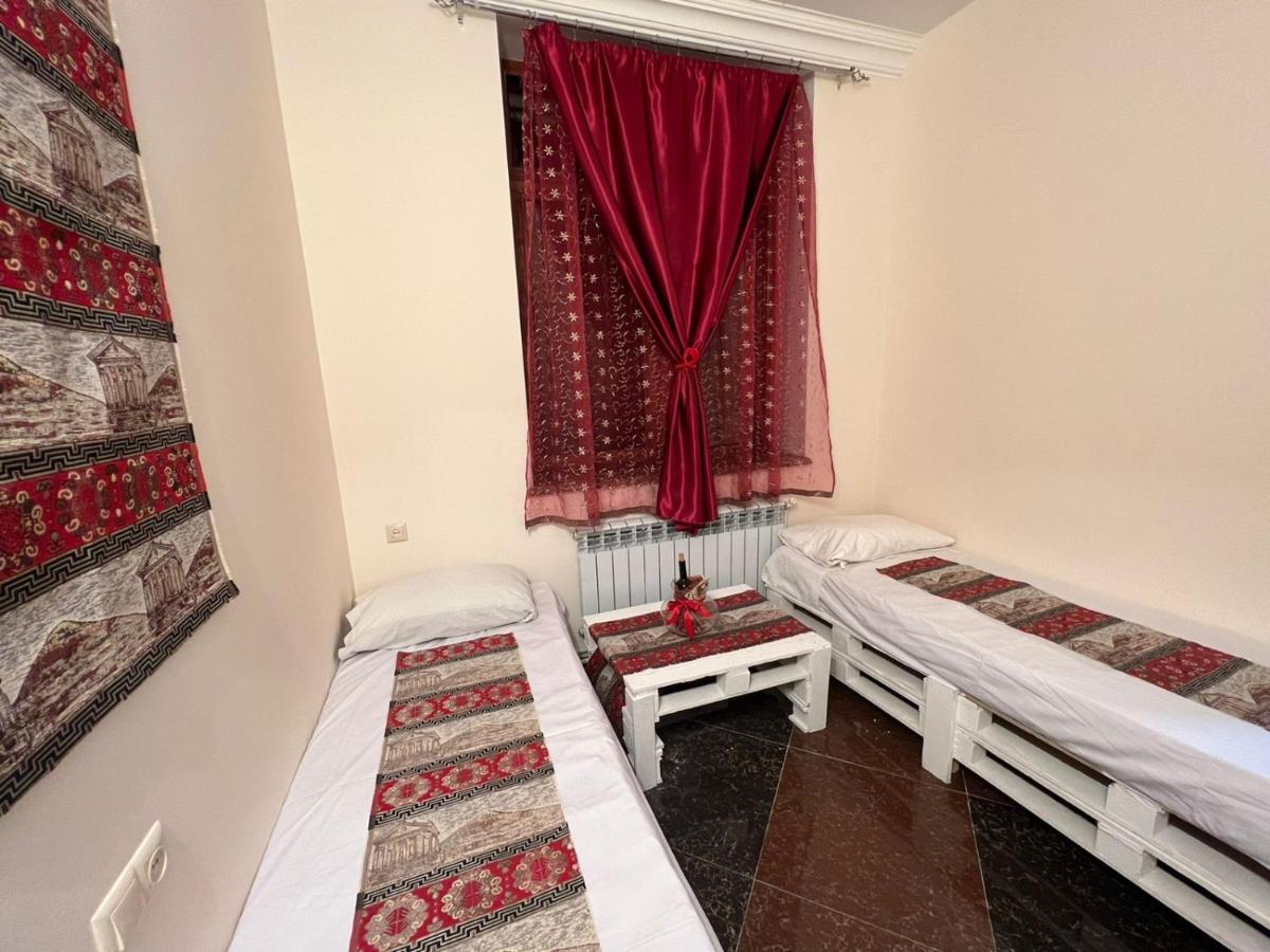 Comfort Hostel Orchid Yerevan Bagian luar foto