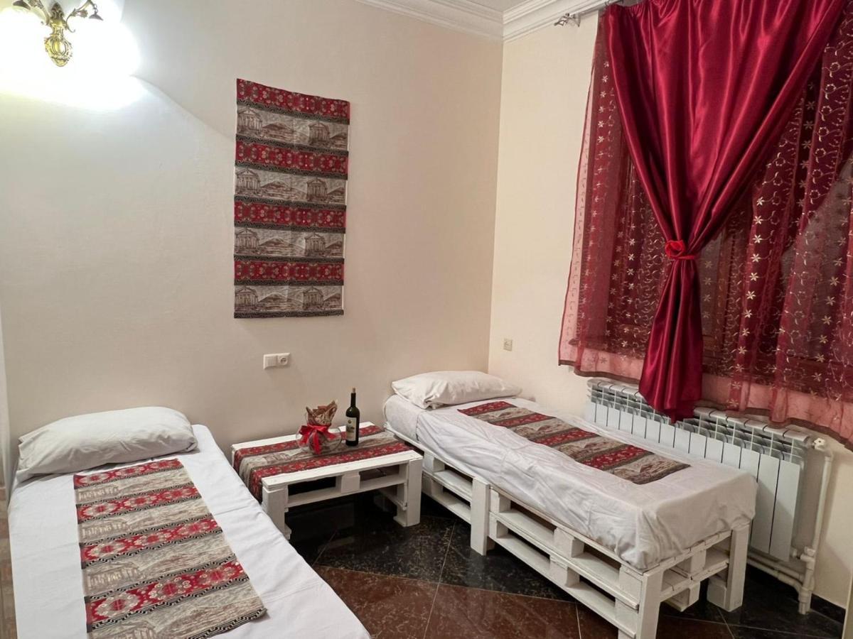 Comfort Hostel Orchid Yerevan Bagian luar foto