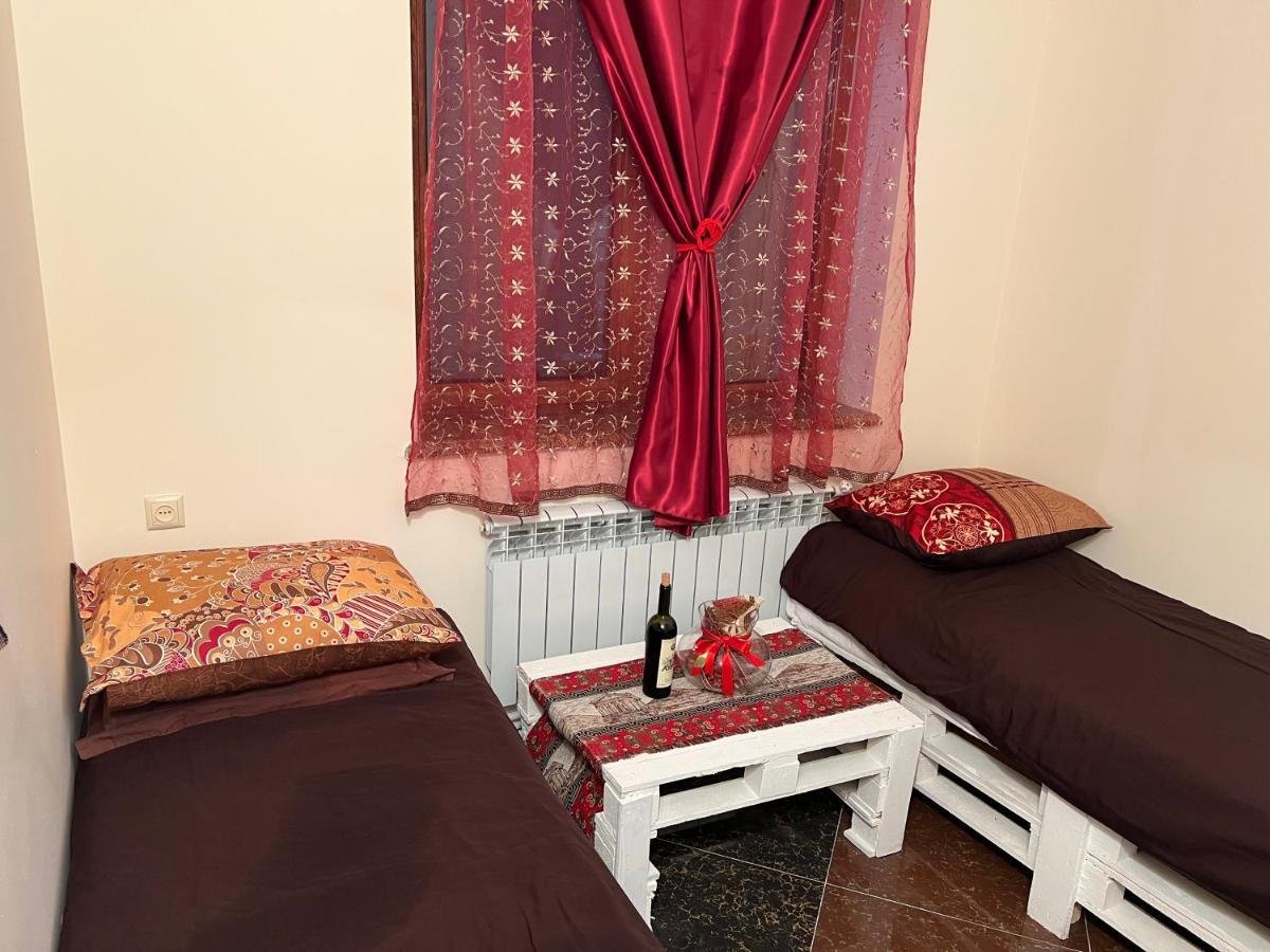 Comfort Hostel Orchid Yerevan Bagian luar foto